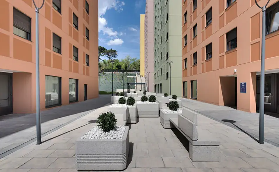 Patio exterior de la residencia Livensa Living Bilbao